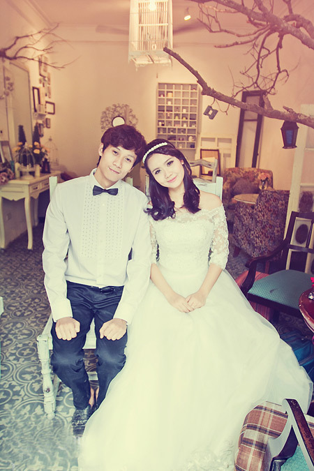 Huyền Lizzie và bạn trai tinh nghịch với phong cách chụp ảnh cưới kiểu Hàn Quốc.