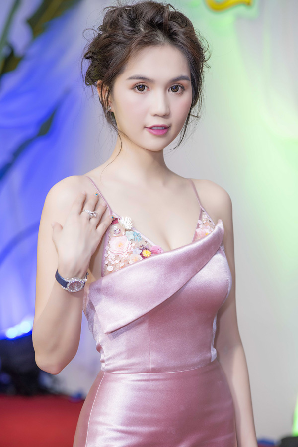 Ngọc Trinh là khách mời trong buổi ra mắt sưu tập thời trang mới tại Hà Nội. Cô mặc gợi cảm, khoe bông tai, nhẫn và đồng hồ nạm kim cương lấp lánh.