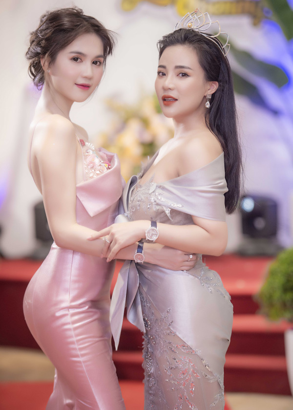 Cô tới ủng hộ Hoa Đại sứ Doanh nhân Toàn năng châu Á 2018 Stella Chang ra mắt sưu tập thời trang mới Muse by Chang Chang.