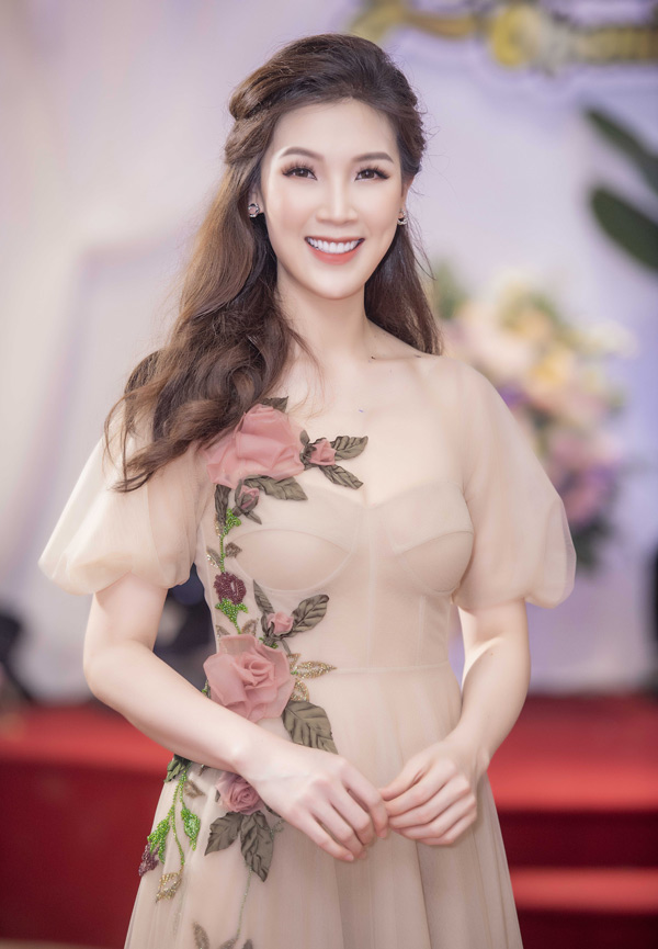 Hoa hậu Áo dài 2018 Phí Thùy Linh xinh tươi với váy đính hoa hồng nổi.