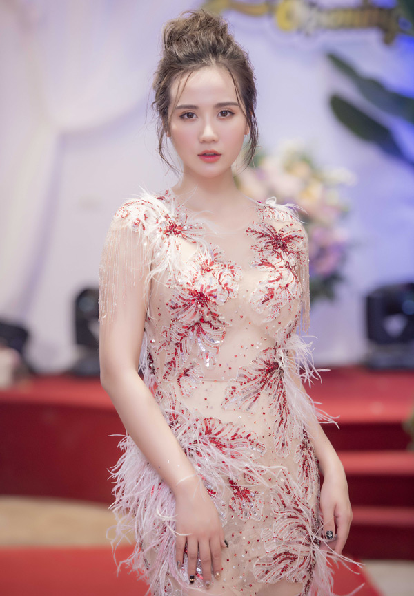 Diễn viên Phan Minh Huyền điệu đà với váy xuyên thấu đính lông vũ.