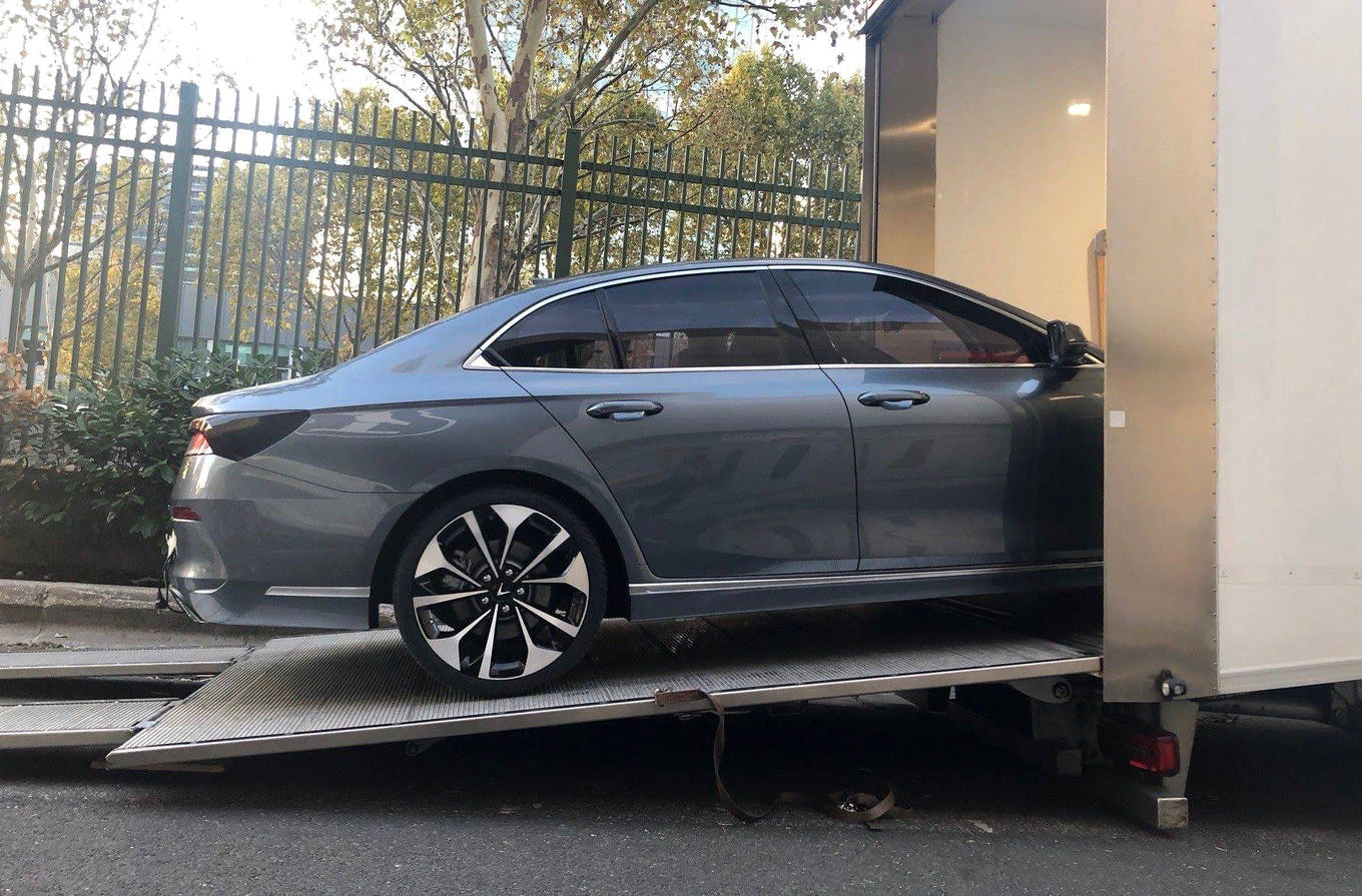 Sedan mang ngoại hình giống ảnh đã giới thiệu trước đó, thân xe cũng màu xám.