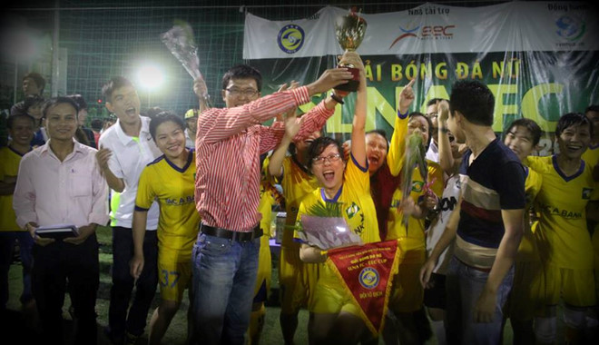 Lê Thành Vân - nhà tài trợ - trao cup cho đội vô địch giải bóng đá nữ SLNA FC.