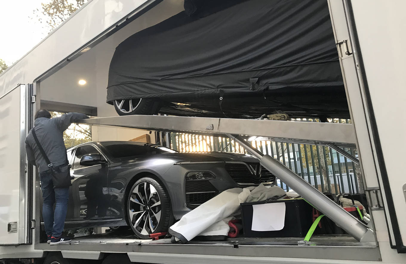 Cả hai chiếc sedan và SUV đều đi chung.