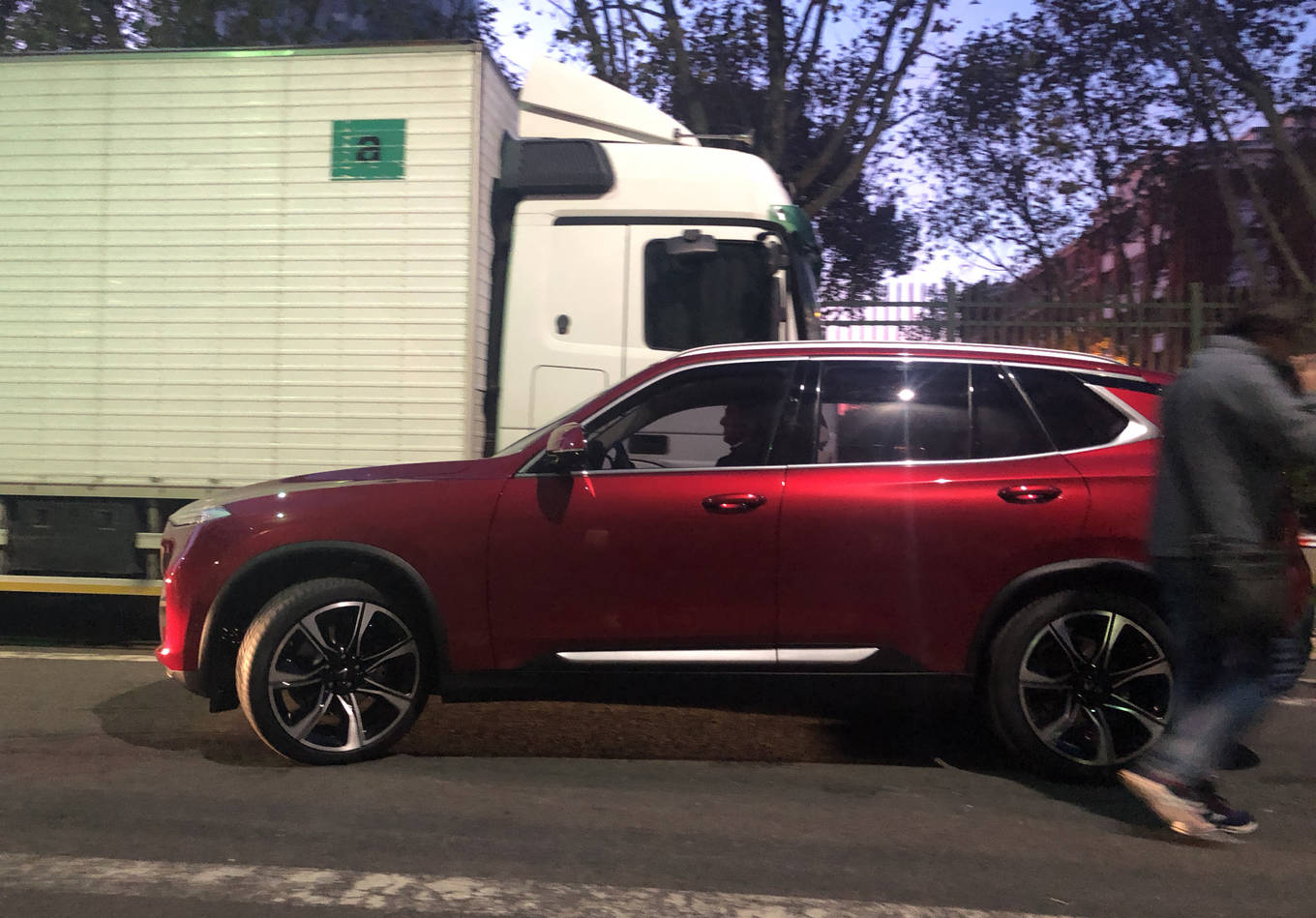 Chiếc SUV màu đỏ sau khi được bóc lớp vải. Hai mẫu xe của VinFast sẽ sử dụng động cơ 2 lít tăng áp, cho hai mức công suất, hộp số 8 cấp ZF.