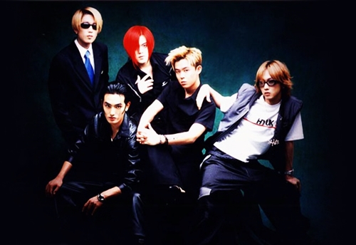 Năm thành viên của H.O.T - nhóm nhạc thần tượng đời đầu Hàn Quốc. Vụ "H.O.T tan rã năm 2001" được xếp thứ 5 trong danh sách sự kiện gây sốc nhất lịch sử showbiz Hàn. 