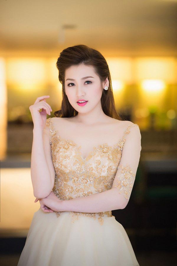 Dù còn gặp nhiều khó khăn, bỡ ngỡ khi thử sức 1 công việc mới, song càng ngày Tú Anh càng được đánh giá cao bởi tác phong cùng các dẫn chuyên nghiệp.