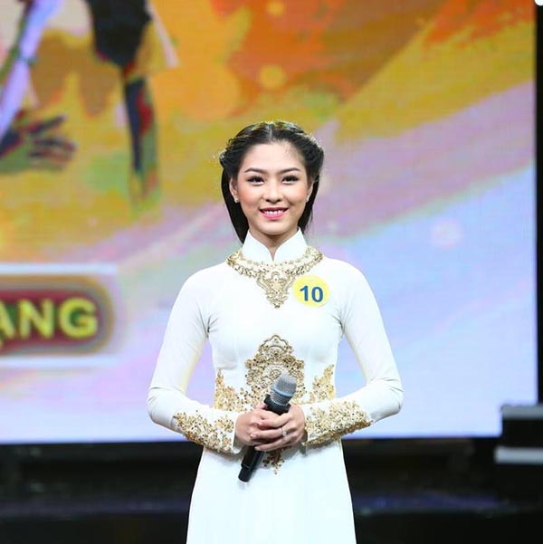 Năm 2015, Hoài Thu thử sức với cuộc thi "Người dẫn chương trình - Én Vàng" và vượt nhiều ứng viên để đạt thành tích giải 3 chung cuộc.