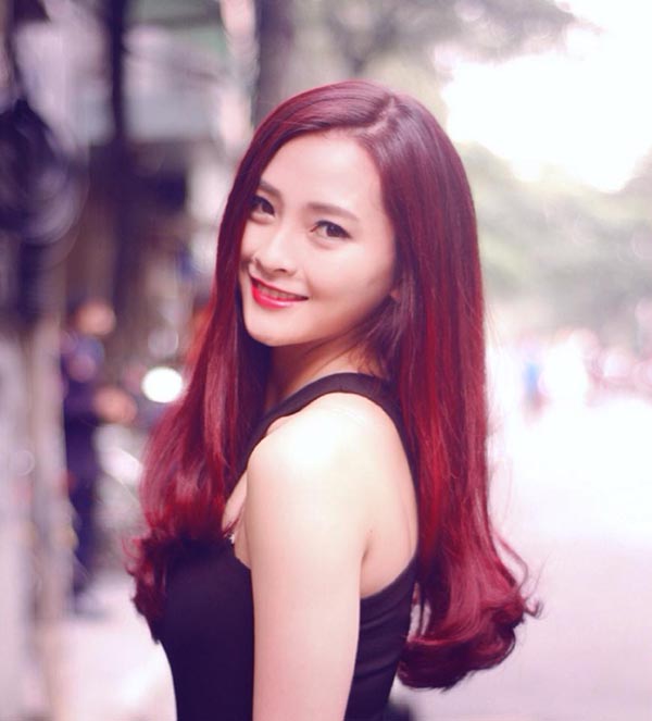 MC Mù Tạt tên thật là Nguyễn Thị Huyền Trang. Cô là gương mặt dẫn dắt quen thuộc của chương trình "Bữa trưa vui vẻ" được lên sóng trực tiếp trên kênh VTV6.