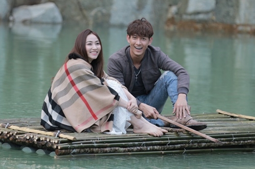 Ngân Khánh và Song Luân trong cảnh quay ở hồ nước.