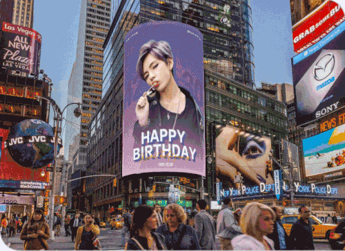 11 màn hình lớn tại Quảng trường Thời đại ở New York (Mỹ) đều hiện quảng cáo mừng sinh nhật V hôm 30/12/2017.