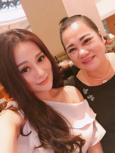 Phương Oanh rất vui khi được mẹ ruột khen xinh hơn trước.