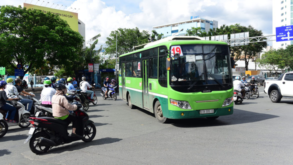 Từ đầu năm 2018 đến nay do chưa ký hợp đồng đặt hàng nên kinh phí trợ giá rót chưa đủ dẫn đến nhiều tuyến xe buýt giảm chuyến do không có kinh phí duy trì tiếp tục. Trong ảnh: xe buýt số 19 (Bến Thành - Khu Chế Xuất Linh Trung - Đại Học Quốc Gia TP.HCM) là một trong những tuyến phải giảm chuyến do không có kinh phí - Ảnh: QUANG ĐỊNH