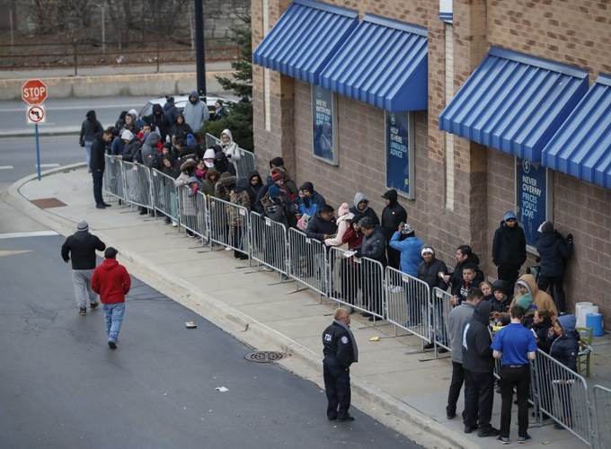 Còn đây là dòng người bên ngoài một cửa hàng của Best Buy tại Chicago, Illinois. Ảnh: AFP