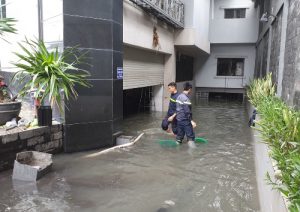 Tầng hầm chung cư Ngọc Khánh ngập nặng. Ảnh: Sơn Hoà.