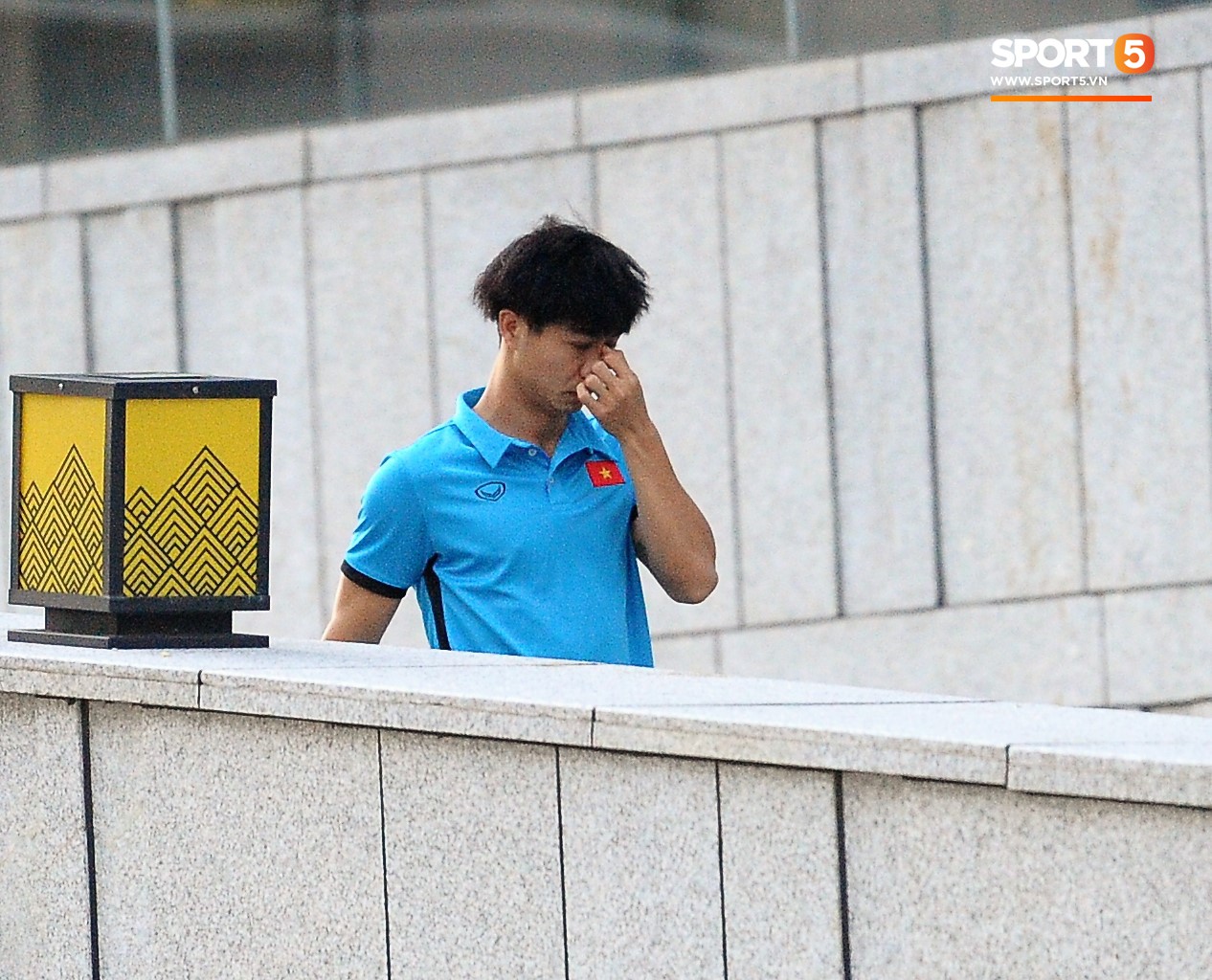 Và Công Phượng là cầu thủ xuống cuối cùng. Có vẻ anh chàng còn nguyên sự ngái ngủ sau đêm đầu tiên nghỉ tại cố đô Yangon, Myanmar.