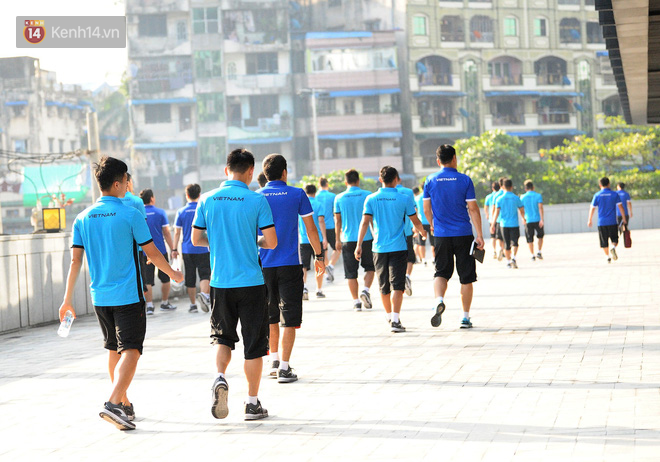 Sáng 18/11, thời tiết tại Myanmar nắng nhẹ. Theo thói quen thường lệ, tuyển Việt Nam đi bộ thể dục trước bữa sáng đầu tiên tại Myanmar.