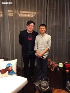 Vương Kỳ Thành bên Jack Ma