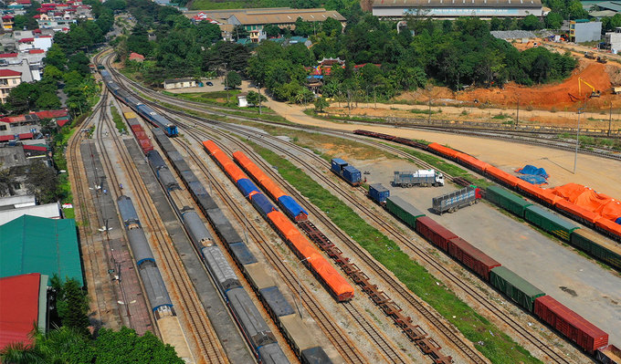 Dự án cải tạo, nâng cấp đường sắt Yên Viên - Lào Cai dài 285 km được thông tuyến vào giữa năm 2015 sau 10 năm thực hiện với tổng mức đầu tư 3.479 tỷ đồng.
