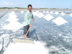 Ông Nguyễn Văn Đổi hiện đang làm 5ha muối tại ấp đảo Thiềng Liềng.