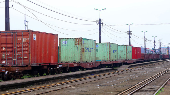 Về số lượng tàu hàng, có 15 đôi tàu đi các tỉnh phía Bắc và Đông Bắc, riêng lên Lào Cai số lượng ít hơn.   Trong khi đó, theo mục tiêu ban đầu, dự án đường sắt sau khi nâng cấp sẽ cho phép khai thác 23 đôi tàu/ngày đêm trên đoạn Việt Trì – Yên Bái, 33 đôi tàu/ngày đêm trên đoạn Yên Bái – Phố Lu, 17 đôi tàu/ngày đêm trên đoạn Phố Lu – Lào Cai và rút ngắn thời gian tàu chạy từ Hà Nội đi Lào Cai 40 phút. Căn cứ vào lịch trình thực tế cho thấy hiện tuyến đường sắt này chỉ đạt hơn nửa công suất kỳ vọng và khó đạt mục tiêu giảm thời gian chạy tàu.