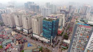 Trong khi không gian công cộng không được mở rộng, nhiều nhà cao tầng mọc lên như nấm đang gây áp lực cho hạ tầng, không gian sống đô thị.