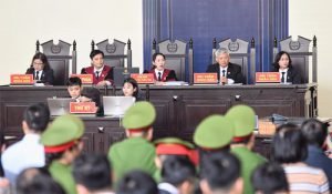 HĐXX dưới sự điều hành của nữ chủ toạ. Ảnh: Phạm Dự