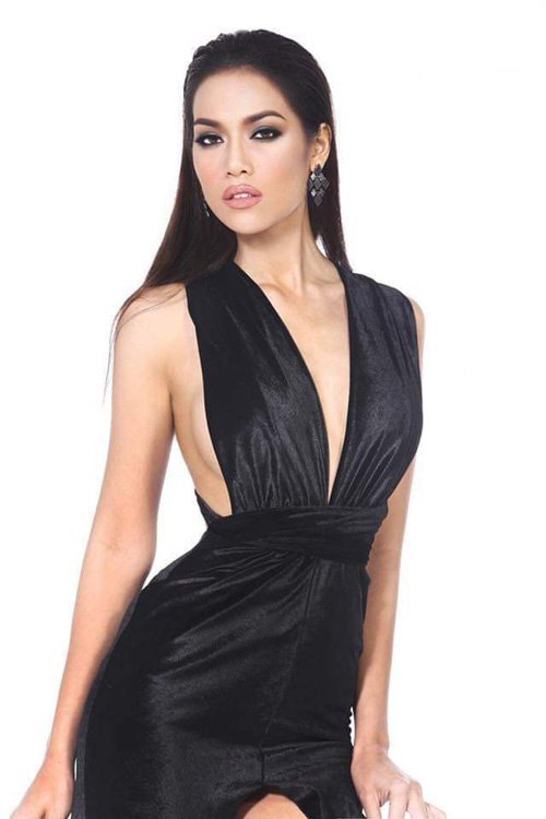 Hoa hậu Thái Lan - Pinnarat Mawinthon - năm nay 27 tuổi, cao 1,74 m. Cô là tiếp viên hàng không và người mẫu bán thời gian.