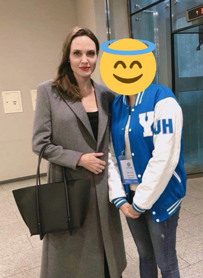 Fan ghi lại hình ảnh khi Angelina Jolie đi tham quan trường học ở Seoul.
