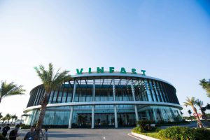 Nhà máy sản xuất xe điện VinFast nằm trong Tổ hợp sản xuất ôtô và xe máy điện VinFast, khu kinh tế Đình Vũ – Cát Hải, huyện Cát Hải, Thành phố Hải Phòng. Sau khoảng 14 tháng xây dựng và lắp đặt, nhà máy xe điện đã xuất xưởng những sản phẩm đầu tiên. Trong ảnh là nhà điều hành ngay lối vào của nhà máy.