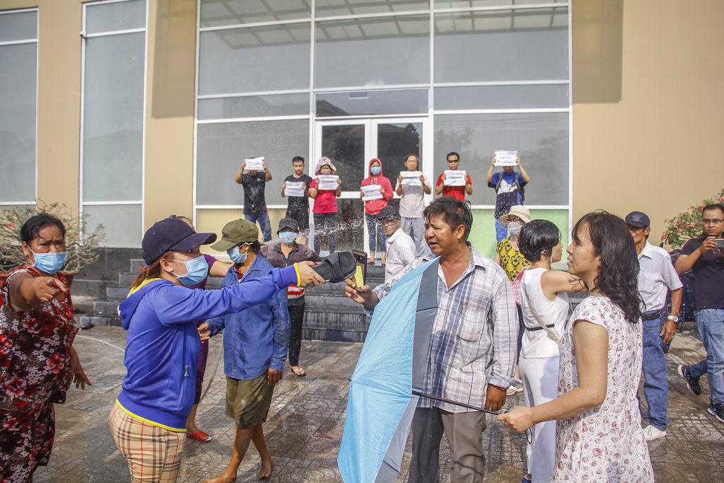 Văn phòng Chính phủ yêu cầu làm rõ việc nhóm người bịt mặt xông vào đòi hành hung cư dân Topaz City vào chiều 3.11. Ảnh: V.D