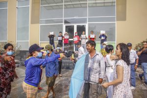 Văn phòng Chính phủ yêu cầu làm rõ việc nhóm người bịt mặt xông vào đòi hành hung cư dân Topaz City vào chiều 3.11. Ảnh: V.D