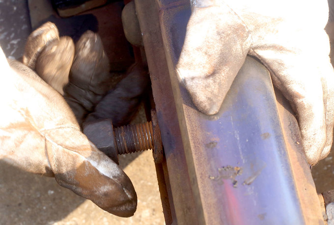 Công nhân tháo các con ốc vít trên tuyến đường sắt để tra dầu. Theo định kỳ, các đoạn khớp nối thanh ray cũng được kiểm tra độ hở để dồn ép vào cho khít, đảm bảo tàu chạy an toàn. 