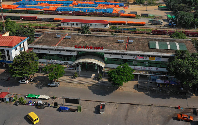 Dự án có điểm đầu ở ga Yên Viên (Gia Lâm, Hà Nội) và điểm cuối ở ga Lào Cai (phố Mới  TP Lào Cai).  Sau hơn 3 năm dự án được hoàn thiện, Kiểm toán nhà nước và Thanh tra Bộ giao thông Vận tải vào cuộc, chỉ ra hàng loạt sai phạm, như: Lập sai dự toán cả trăm tỷ; khó đạt được kỳ vọng rút ngắn thời gian tàu chạy 70 phút từ Yên Viên đến Lào Cai... Nhiều cá nhân thực hiện dự án này bị đề nghị kiểm điểm.