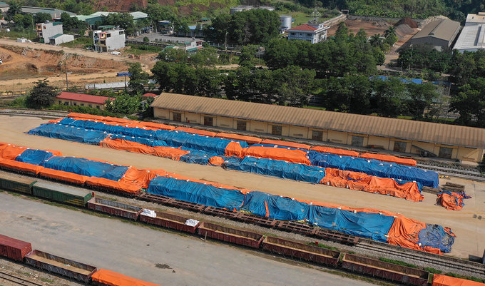 Số vật liệu thừa của dự án được tập kết thành đống và phủ kín bạt ở phía sau nhà ga Lào Cai.  Thanh tra Bộ Giao thông chỉ rõ từ khâu thiết kế, đấu thầu đến xây dựng của dự án đã mắc nhiều sai sót, trong đó có việc tính toán sai làm dư thừa khối lượng lớn vật tư, gây lãng phí, cụ thể: Thừa 5.800 tấn ray, 4.800 bộ lập lách... 