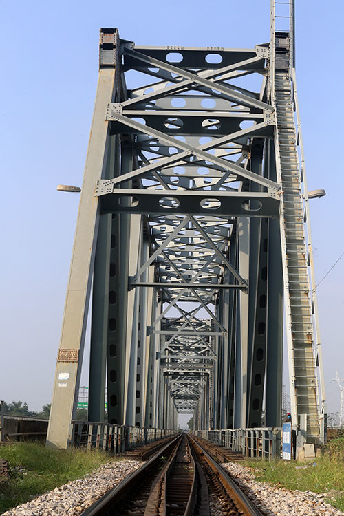 Trong khuôn khổ dự án, ngoài hợp phần nâng cấp 173 km đường ray còn có hạng mục xây dựng 2 cầu mới, cải tạo 13 cầu khác bị tổn hại do chiến tranh, bị hao mòn và thay thế 38 cầu khác...  Theo kết luận của Thanh tra Bộ Giao thông, trong quá trình triển khai dự án đã có 7 đoàn đi đến nhà máy ở Pháp là không cần thiết, gây lãng phí hơn 3 tỷ đồng. 