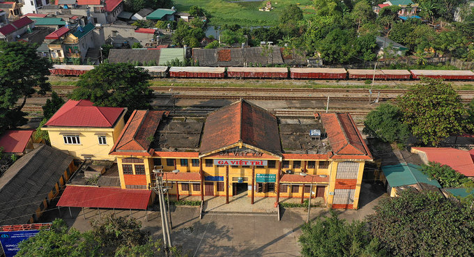 Nhiều nhà ga trên tuyến đường sắt Yên Viên - Lào Cai thường xuyên vắng khách, đơn cử như ga Việt Trì, Phú Thọ. Lúc 16h ngày 21/11, hai nhân viên bán vé của nhà ga này cho hay, khoảng hơn một giờ nữa sẽ có tàu khách qua đây, tuy nhiên chỉ có một nữ hành khách mua vé.