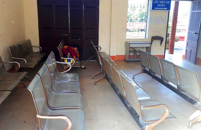 Ở phòng đợi tàu của ga Việt Trì (Phú Thọ) chỉ có một nữ hành khách mua vé, tranh thủ nằm ngủ trên chiếc ghế sắt.   Bà Nguyễn Thị Bình, nhà ở trước cửa ga Việt Trì cho biết, khoảng 5-10 năm trước khi chưa có cao tốc Nội Bài - Lào Cai thì lượng hành khách đến ga này đi tàu về Hà Nội và lên Lào Cai khá đông, tuy nhiên đến nay "nhiều chuyến chỉ lác đác vài người, thậm chí có chuyến không thấy khách nào".