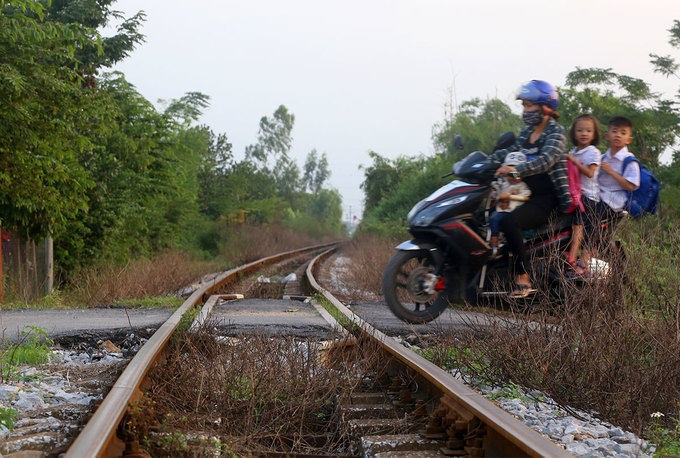 Dù chi hơn 3.400 tỷ đồng cho dự án, tuy nhiên theo Thanh tra Bộ Giao thông, "dự án đã nâng cao 17 cm so với hiện trạng ban đầu là không hợp lý, gây khó khăn và mất an toàn cho các phương tiện đi qua đường ngang, ảnh hưởng đến an toàn chạy tàu". Việc này dẫn tới phải sửa chữa mặt đường ngang để phù hợp với cao độ đỉnh ray đã được duyệt, làm tăng giá trị gói thầu thêm gần 1,1 tỷ đồng.