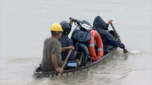 Xã Xuân Sơn Bắc (huyện Đồng Xuân) bị cô lập, người dân phải đi đò. Ảnh: Mạnh Hoài Nam