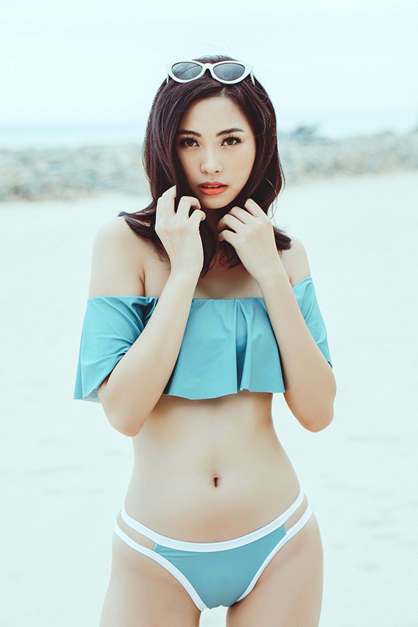 Người đẹp đến từ Nghệ An khoe từng đường cong nóng bỏng trong trang phục bikini.