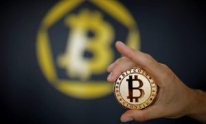 Đồng tiền mô phỏng tiền ảo Bitcoin. Ảnh: Reuters