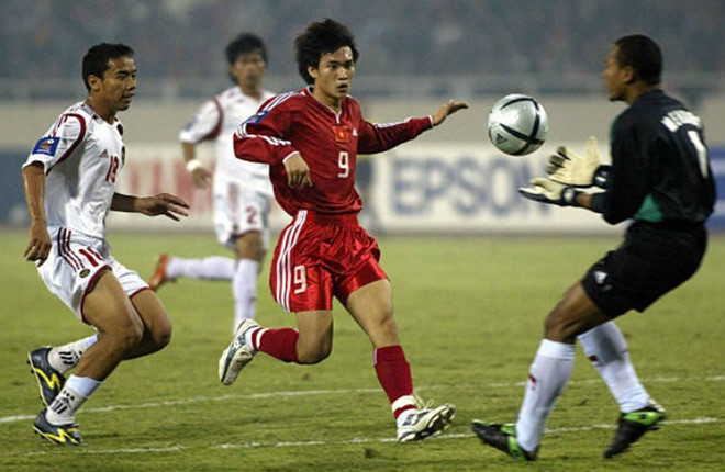 Một trong những thất bại đau đớn của Việt Nam trước Indonesia tại vòng bảng AFF Cup 2004. Ảnh: Getty Images.