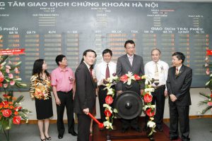 Ông Phạm Hùng Tổng giám đốc Tổng công ty Lilama lúc đánh cồng bắt đầu cho phiên giao dịch đầu tiên của mã chứng khoán L62 vào năm 2008. (Ảnh: Lilama 69 - 2).