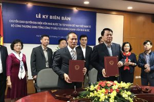 Vinatex là tập đoàn đầu tiên có số vốn Nhà nước theo giá trị sổ sách lên tới gần 2.700 tỷ đồng và tỷ lệ vốn nhà nước vẫn ở mức chi phối trên 51% được bàn giao về SCIC.