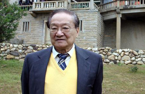 Tiểu thuyết gia Kim Dung.