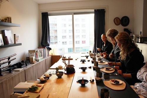 Căn phòng được bày biện theo phong cách nhà hàng Nhật Bản: Ảnh: Munchies