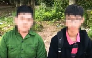 Hai nam sinh trong clip "thú tội". Ảnh: Cắt từ clip.