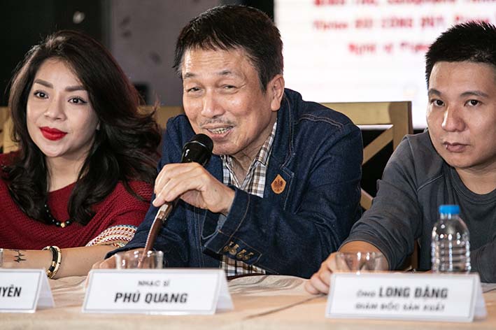 Ca sĩ Minh Chuyên, nhạc sĩ Phú Quang và ông Long Đăng - giám đốc sản xuất tại buổi họp báo