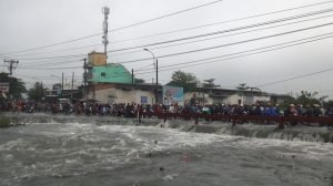 Nước kênh chảy xiết vô cùng nguy hiểm